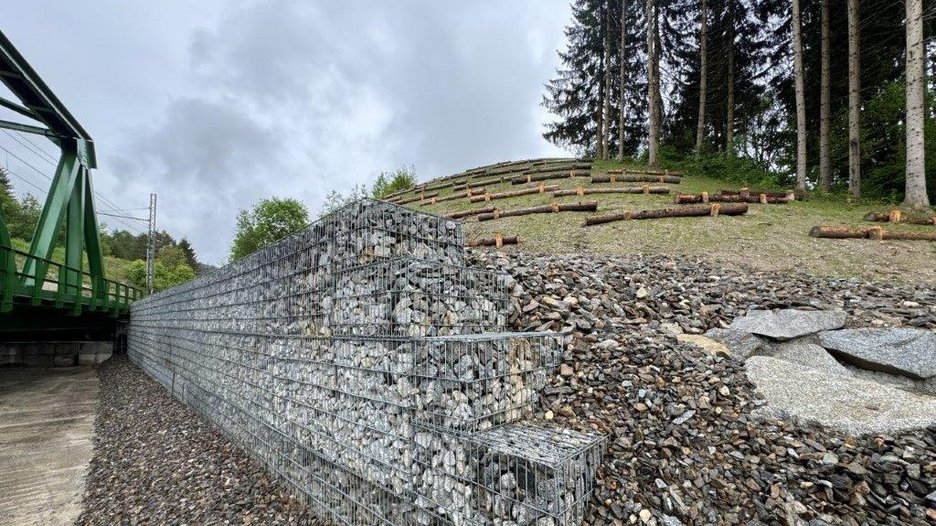 Alpin Geologie: Hydraulische Regulierung des Oberflächen- und Grundwassers im Rahmen des Ausführungsprojekts "Interventionen zur Wiederherstellung der Sicherheitsbedingungen der durch die Erdrutschbewegung beschädigten Eisenbahnlinie "Fortezza - San Candido"