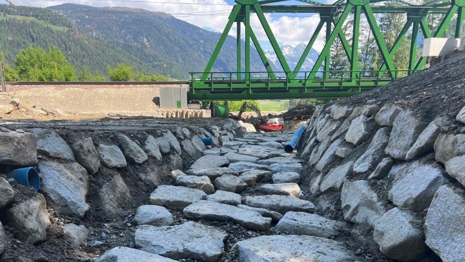 Alpin Geologie: Hydraulische Regulierung des Oberflächen- und Grundwassers im Rahmen des Ausführungsprojekts "Interventionen zur Wiederherstellung der Sicherheitsbedingungen der durch die Erdrutschbewegung beschädigten Eisenbahnlinie "Fortezza - San Candido"