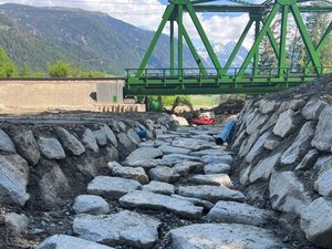 Hydraulische Regulierung des Oberflächen- und Grundwassers im Rahmen des Ausführungsprojekts "Interventionen zur Wiederherstellung der Sicherheitsbedingungen der durch die Erdrutschbewegung beschädigten Eisenbahnlinie "Fortezza - San Candido"