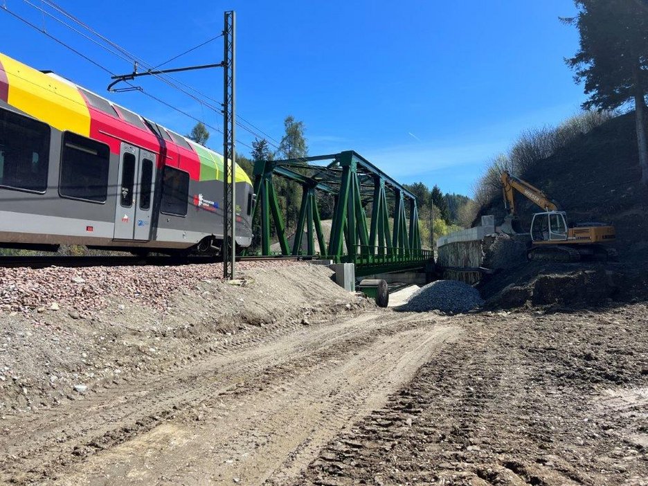 Alpin Geologie: Hydraulische Regulierung des Oberflächen- und Grundwassers im Rahmen des Ausführungsprojekts "Interventionen zur Wiederherstellung der Sicherheitsbedingungen der durch die Erdrutschbewegung beschädigten Eisenbahnlinie "Fortezza - San Candido"