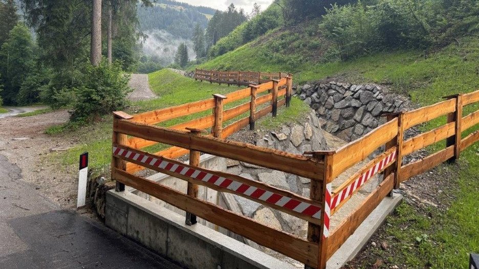 Alpin Geologie: Hydraulische Regulierung des Oberflächen- und Grundwassers im Rahmen des Ausführungsprojekts "Interventionen zur Wiederherstellung der Sicherheitsbedingungen der durch die Erdrutschbewegung beschädigten Eisenbahnlinie "Fortezza - San Candido"