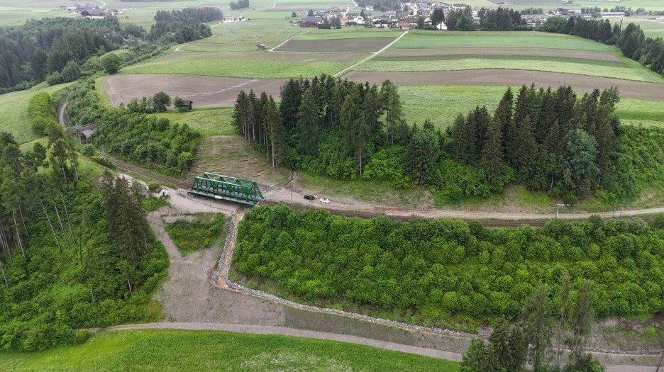 Alpin Geologie: Hydraulische Regulierung des Oberflächen- und Grundwassers im Rahmen des Ausführungsprojekts "Interventionen zur Wiederherstellung der Sicherheitsbedingungen der durch die Erdrutschbewegung beschädigten Eisenbahnlinie "Fortezza - San Candido"